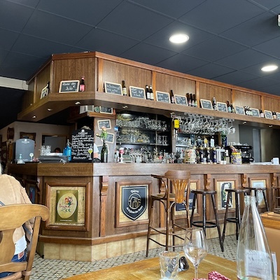 Bar en bois de l'estaminet A La Bonne Franck'ette