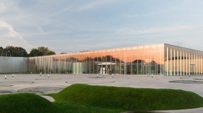 Façade vitrée du musée du Louvre-Lens au coucher du soleil
