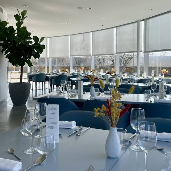 Salle lumineuse du restaurant L'Atelier du Cerisier au Louvre-Lens