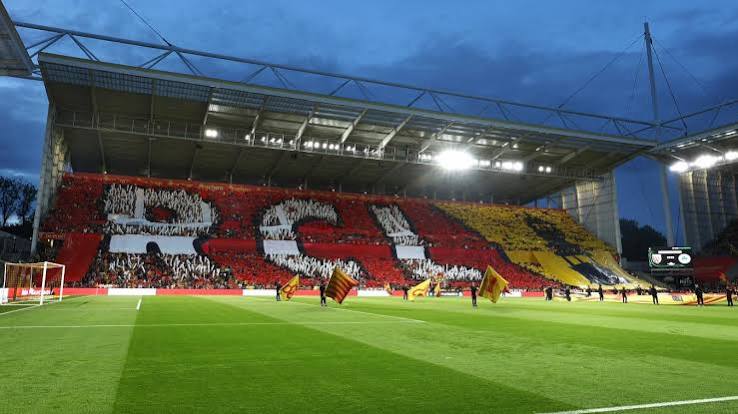 Tribune du stade Bollaert-Delelis avec un tifo RCL rouge et or