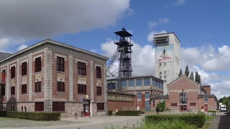 Chevalement et bâtiments en brique de l'ancienne fosse 11/19 à Loos-en-Gohelle